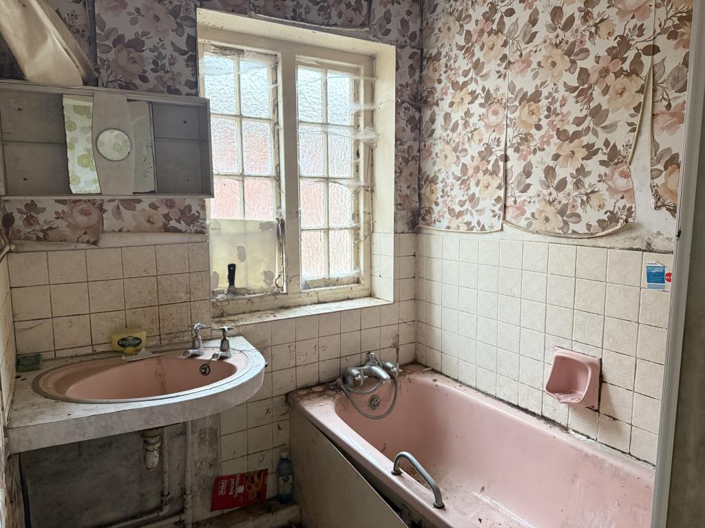 Lot: 113 - FOUR-BEDROOM DETACHED HOUSE ON PLOT OF 0.37 ACRES FOR IMPROVEMENT OR REDEVELOPMENT - Bathroom
